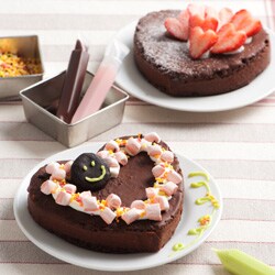 デコして楽しいハートの濃厚チョコケーキ