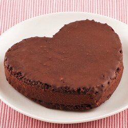 デコして楽しいハートの濃厚チョコケーキ